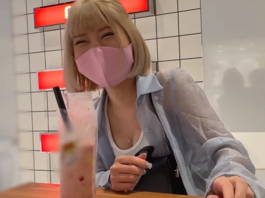 【ハメ撮り】コンカフェ店員の金髪の女の子♡濃厚フェラをした後はソファの上で正常位をされて可愛い声で喘いじゃう♡