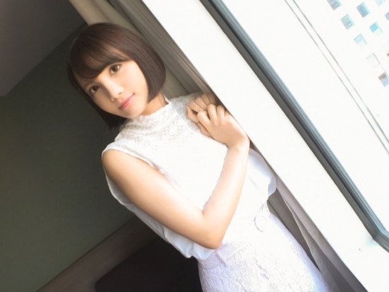 【美乳ハーフ美女】ハニカミパンツの中に手を突っ込めば潮まで吹いちゃう！おじさんの太い男根が入ると声を抑えきれず！♡