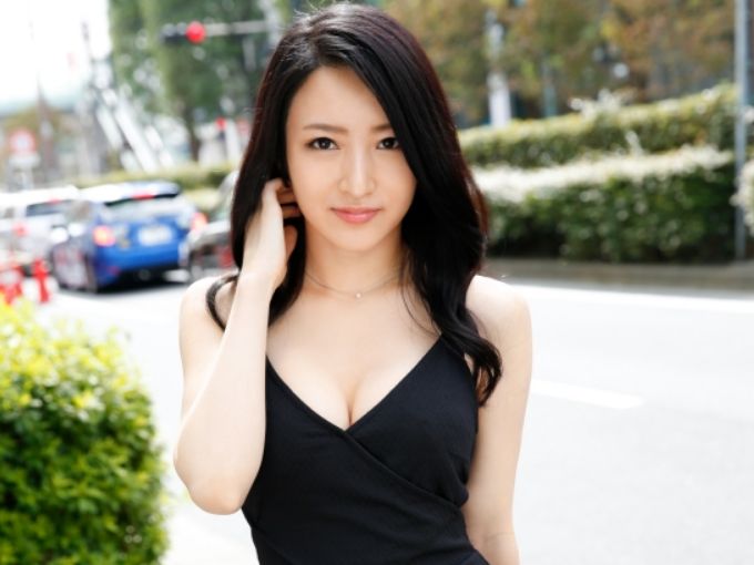 【恥じらい露出プレイ】 美人バーテンダーが友達の前で大胆セックス！ 普段は見せないエロい姿に興奮度MAX！