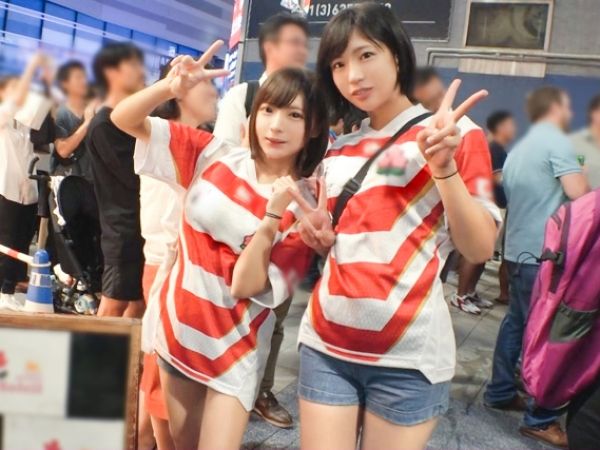 【ラグビー応援娘の乱交パーティー】 美女2人がスクラムを組んで4P！ 祝賀会のはずがホテルでイキまくり♡