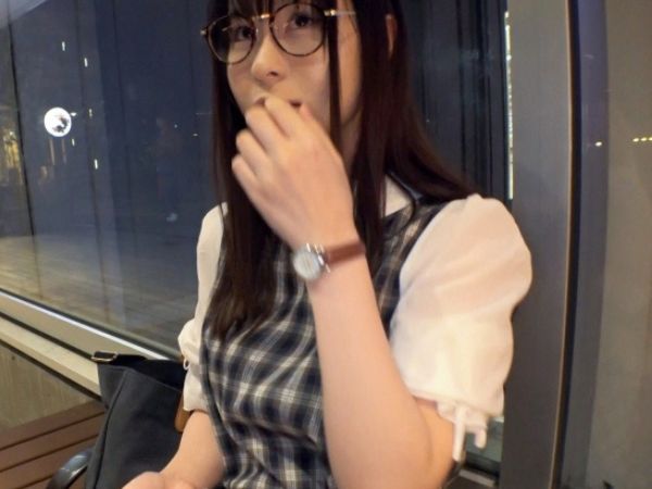 【素人ナンパ×眼鏡女子】一発ヤリたくなる幸薄系美女をナンパしホテルへ→チンポを見せつけたら恥ずかしがりながら手を伸ばし…
