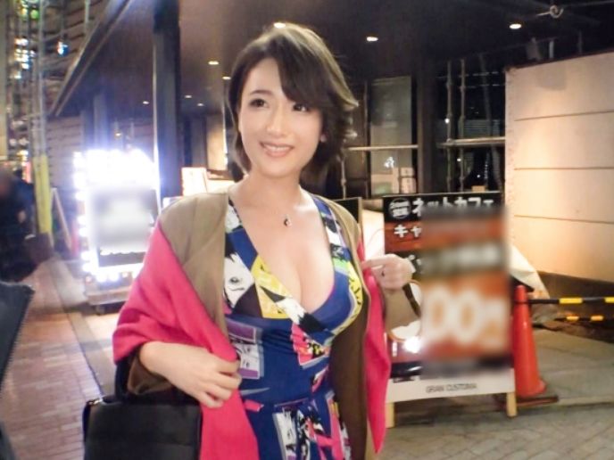 【チーママ巨乳】スナックチーママが強引に！おっぱいを揉まれながら耳ペロされて、吐息を漏らしうっとりした表情を魅せる！