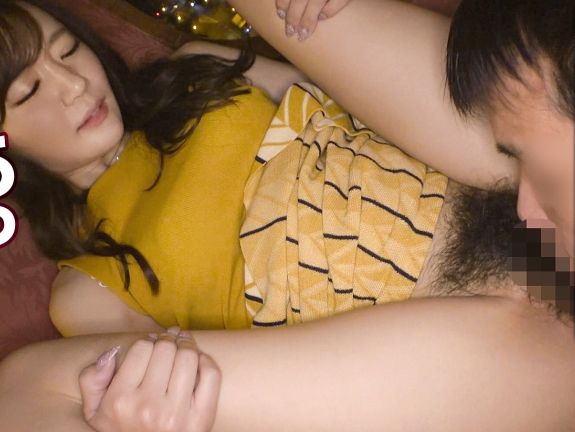 【欲求不満なビッチ美女】 彼氏では物足りない！ 別の男に激しく突かれ、乱れる剛毛美女の浮気セックス♡