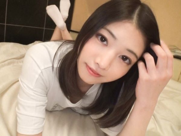 【初撮り素人美少女】『感じちゃう…』天然清楚系女子がカメラの前で大胆に！優しい愛撫と激しいピストンに喘ぎ声が止まらない！♡