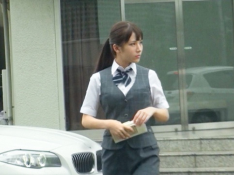 【車内密会】『誰かに見られちゃう…』美人OLと禁断のカーセックス！仕事終わりの綺麗なお姉さんが、車内で乱れまくる！パンツスーツの下は敏感ボディ、激しく突かれて絶頂！最後は顔射でフィニッシュ！♡