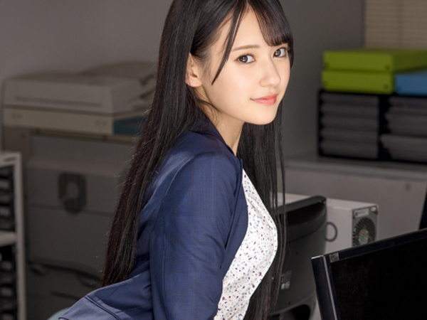 【ロングヘアOLの危険な社内恋愛】『上司さん、我慢できない…』超可愛いOLがオッサン上司と禁断のベロチュー！乳首責めしながら手コキでチンポを刺激するエロすぎる社内不倫♡