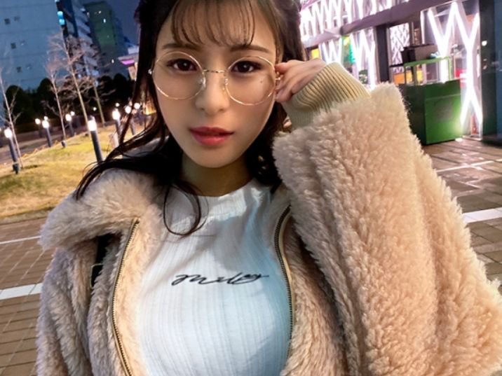 【メガネ美少女の体操服プレイ】『外すと…恥ずかしい…』メガネを外したらさらに可愛いお姉さんとコスプレセックス！バックで激しく突かれる姿がエロすぎて、メガネ越しの視線に興奮MAX！