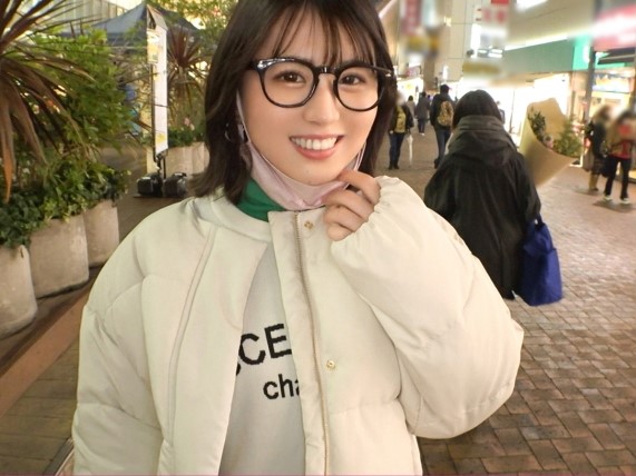 【純粋保育士の裏の顔】『褒められると弱いの…』ナンパされた清楚系美少女が、甘い言葉にメロメロ！！ 最初は恥ずかしがってたのに、褒められまくって股間が緩みっぱなし！！ 制服の下の敏感ボディを激しく責められ、本気で感じちゃう姿が超エロい！！