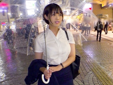 【オフィスで見つけた巨乳美女】『仕事中なのに…』ショートカットが似合うOLがホテルで大胆に変身！巨乳を揺らしながらおマンコを激しく突かれ、仕事のストレスをエロで発散！！