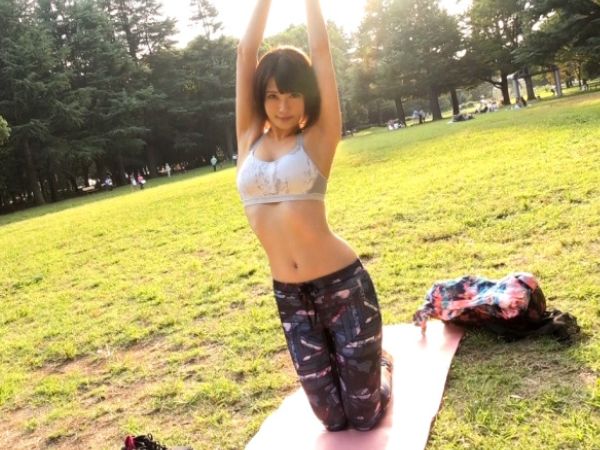 【ヨガ美女の敏感ボディ】公園で見つけたスレンダー美女をナンパ！引き締まったカラダは超敏感で、ベッドの上で大胆に乱れまくる♡ 感度抜群のエロさに驚愕！