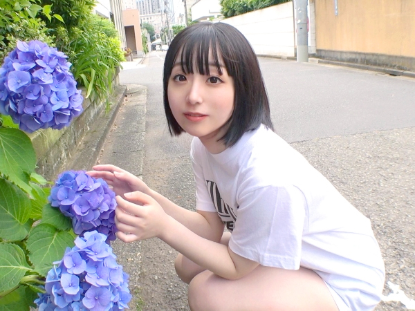【童顔ロリっ娘の初撮り】ネットで釣れたウブな美少女がカメラの前で大胆に！パイパンま○こを男優のデカチンで激イカセ♥無毛のロリボディが感じまくる！！