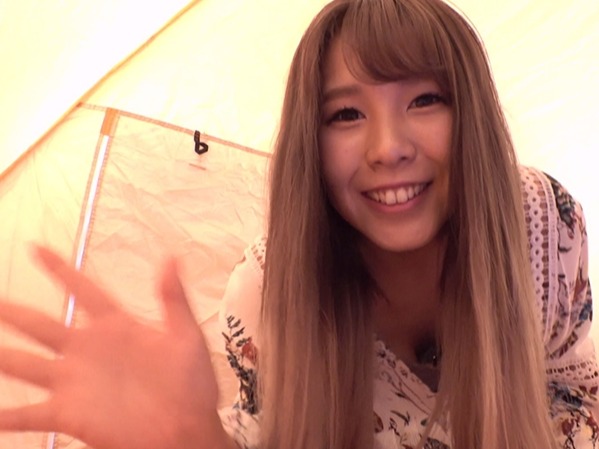 【野外オナニー】テントの中でこっそり自慰行為に没頭する美乳お姉さん！周りを気にしながらも、エッチな声を漏らして感じまくり、激しくイキ乱れる姿は超エロい♡