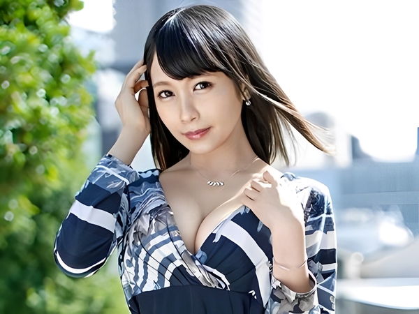 【低身長Hカップ美女と不倫】『奥まで…入ってる…』小柄なボディに巨乳が眩しい素人美女と禁断のセックス♡床で大胆に足を開き、膣の奥までチンポをズッポリ挿入して悶える姿がエロすぎる!