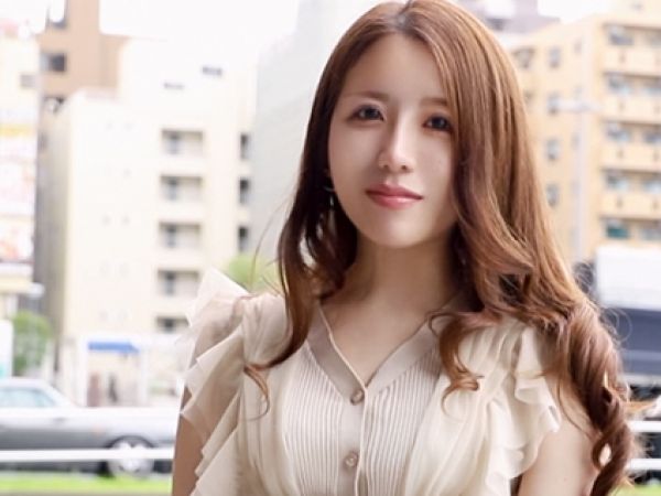 【若奥さまの性欲爆発】29歳色白むっちりボディの欲求不満妻、AV応募で我慢の限界！肉棒にがっつくいやらしいフェラ＆セックスで本能むき出し♡