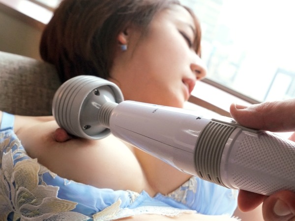 【ジュエリー販売員の裏の顔】『ダメ…感じちゃう…』電マで敏感乳首を責められ、立ちバックで激ピストン！おっぱい揺らして感じまくるお姉さんがエロすぎる♡