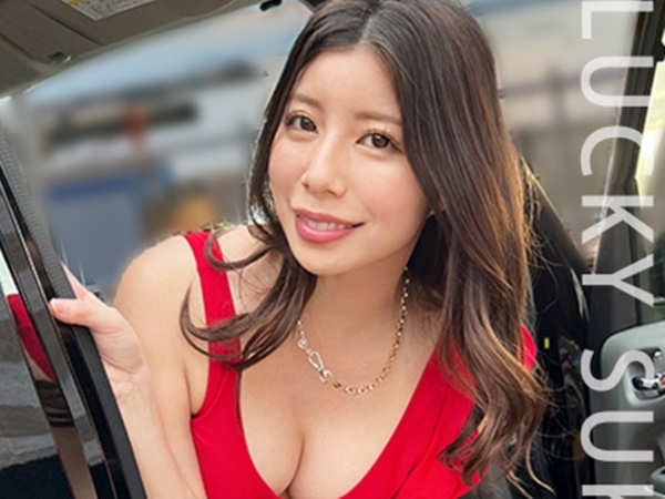 【野外放尿】お姉さんそんな所でオシッコしちゃダメですよ！駐車場でまさかの放尿アーチっ！加減を知らない変態！