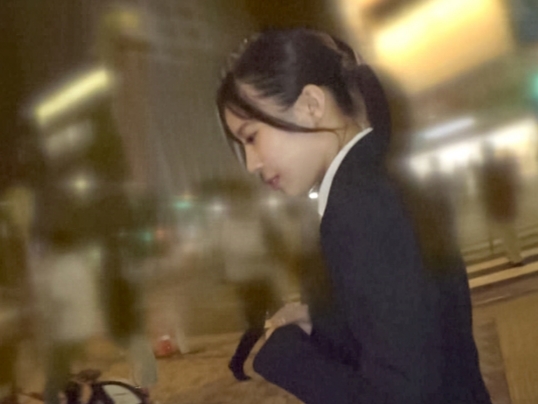 【スーツ女子の秘密】『ダメ…感じちゃう…』ナンパされたパイパンOLが、スーツ姿のまま無毛マ○コを電マ＆手マンで責められ、恥ずかしがりながらもアソコはビショビショ！ツルツルマ○コの敏感反応がヤバい！