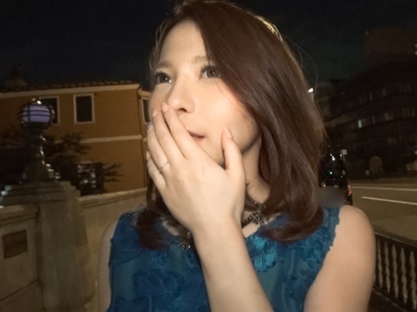 【セレブ妻の危険な誘惑】『ダメ…でも気持ちいい…』欲求不満な美巨乳妻が、ニセ番組で騙され、お宅で他人棒に翻弄!ブルンブルンの美乳を揺らし、他人精子をたっぷり受け入れちゃう!♡